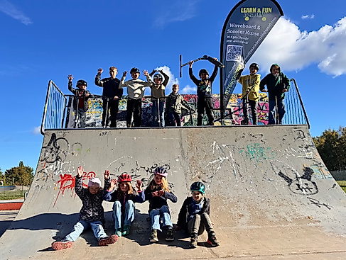 Waveboard- und Scooterkurs der Learn and Fun Academy am Skatepark mit Kindern und Jugendlichen