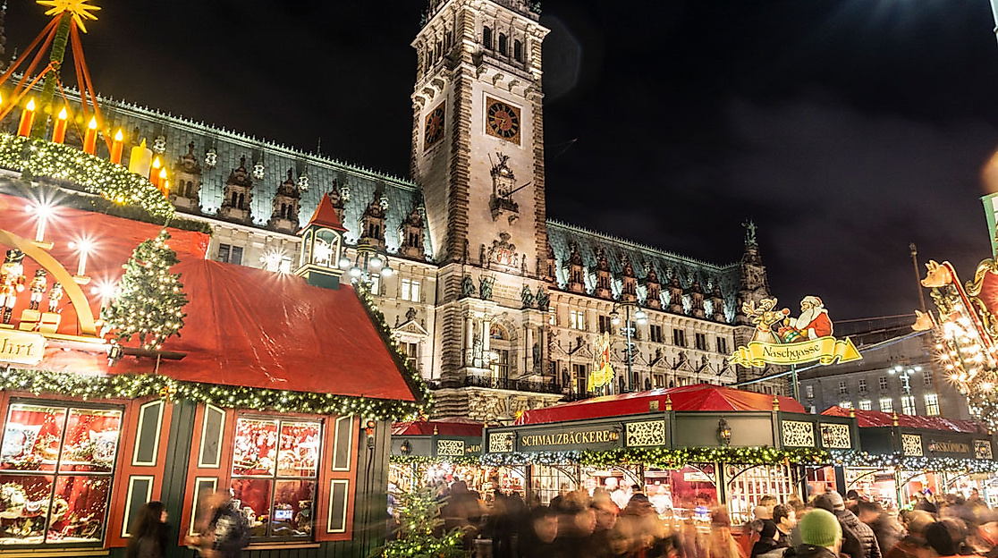 Historischer Weihnachtsmarkt auf dem Hamburger Rathausmarkt mit festlich beleuchtetem Rathaus.