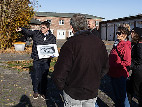 Vor den ehemaligen SS-Garagen