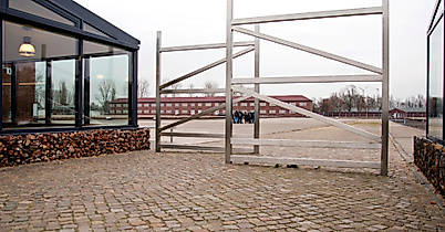 kz-gedenkstaette-neuengamme_haupteingang-c-emily-mohney_01