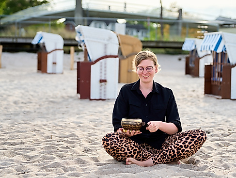 Sarah Kautscher mit Klangschale am Strand
Foto: Meike Kuether, Hamburg
Nutzungsrechte liegen bei mir