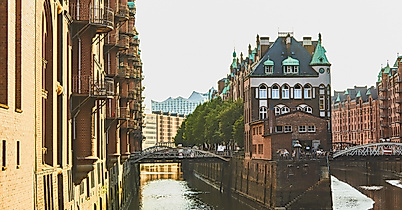 Wasserschloss in der Speicherstadt im warmen Licht der Abendsonne, flankiert von historischen Lagerhäusern