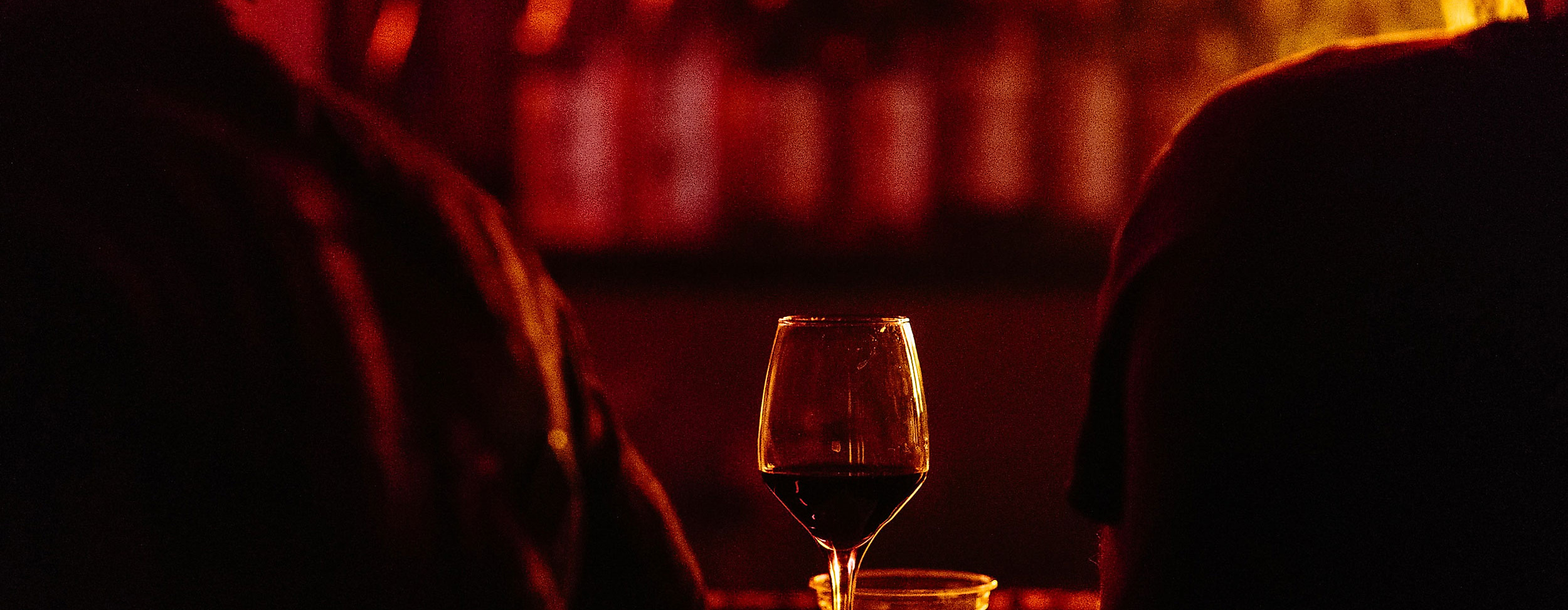 nachtleben-bar1910-c-unsplash-alexander-popov