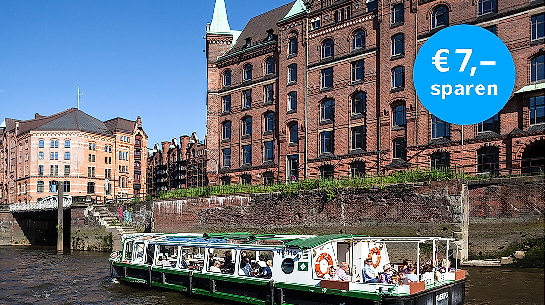 Barkasse auf Kanal durch die Speicherstadt Hamburg