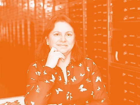 Portrait-Karina-orange