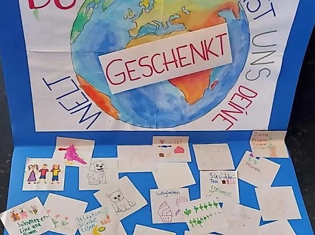 Collage mit den Worten `Du hast uns deine Welt geschenkt`