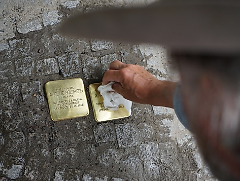 Künstler Gunter Demnig bei einer Stolperstein-Verlegung