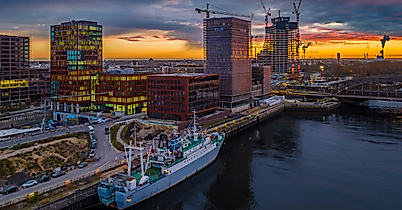 MS Stubnitz bei Sonnenuntergang