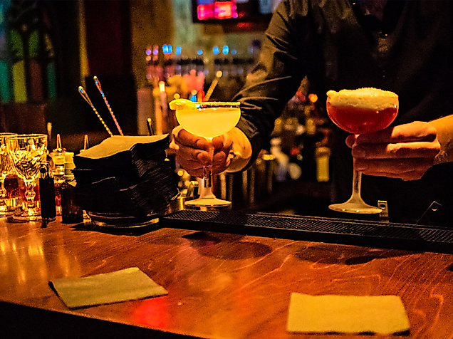 Barceeper mit Cocktails