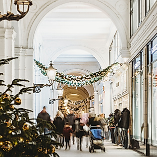 Weihnachtlich beleuchtete Alsterarkaden mit Lichterkränzen und festlicher Dekoration am Abend
