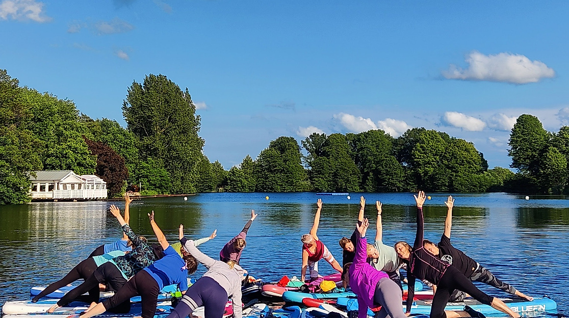 In idyllischer Umgebung mit Blick auf grüne Uferlandschaften und unter freiem Himmel verbinden wir Balance, Bewegung und Entspannung. Perfekt für alle, die Yoga und Natur lieben – Vorkenntnisse sind nicht erforderlich.