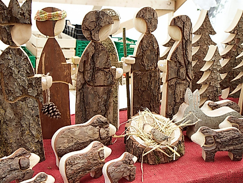 Weihnachtskrippe mit Figuren aus Naturholz