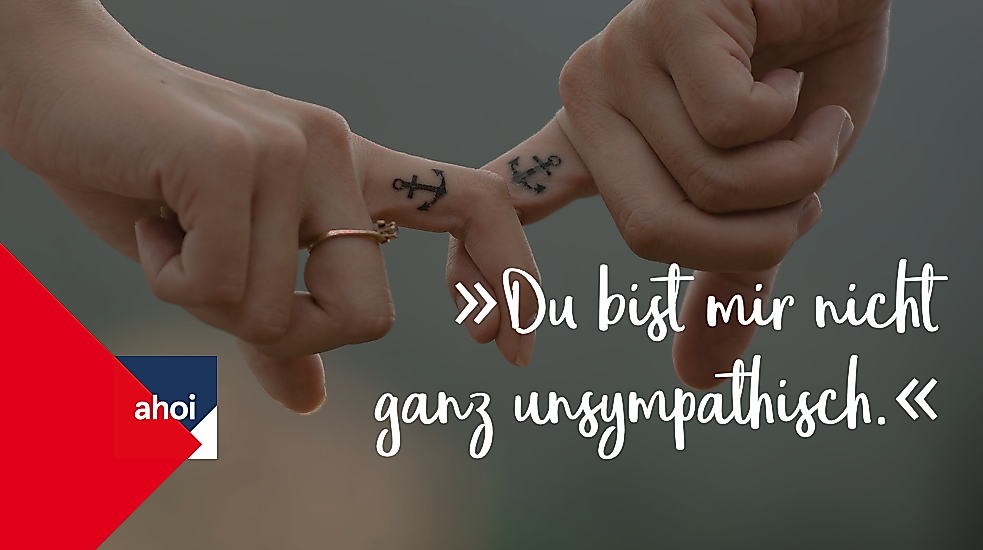 Verschränkte Hände mit Anker-Tattoo