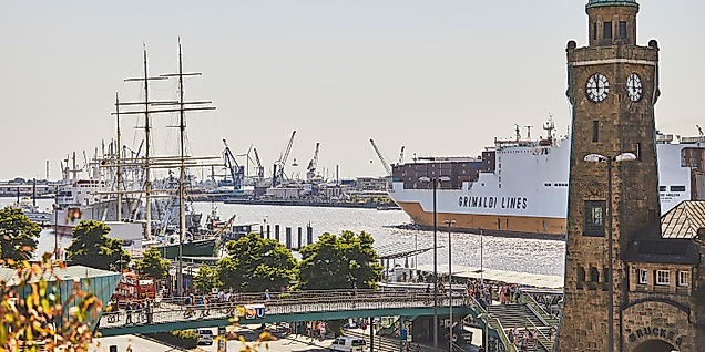 Uhrturm der Landungsbrücken mit Museumsschiff Rickmer Rickmers und Blick auf die Elbe