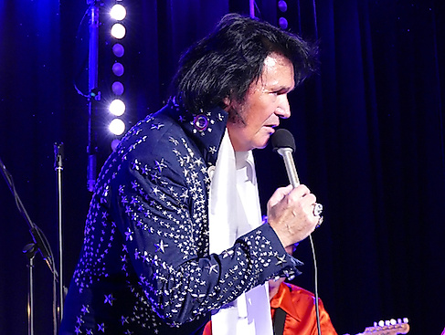 RIO THE VOICE OF ELVIS mit Band und Chor