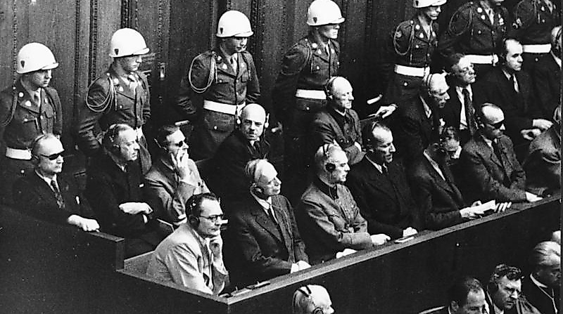 Strafprozess vor dem Internationalen Militärgerichtshof in Nürnberg vom 20.11.1945 bis 1.10.1946 gegen die Hauptkriegsverbrecher des NS-Regimes wegen Kriegsverbrechen, Verbrechen gegen den Frieden und gegen die Menschlichkeit; hintere Reihe links: Karl Dönitz