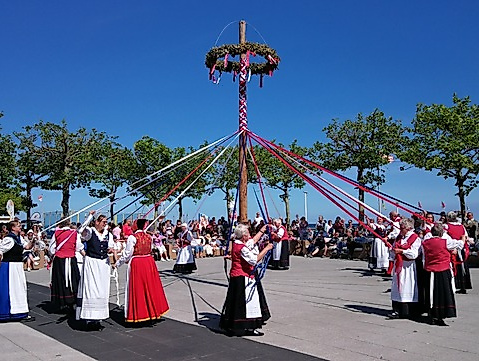 Bändertanz zu Mittsommer