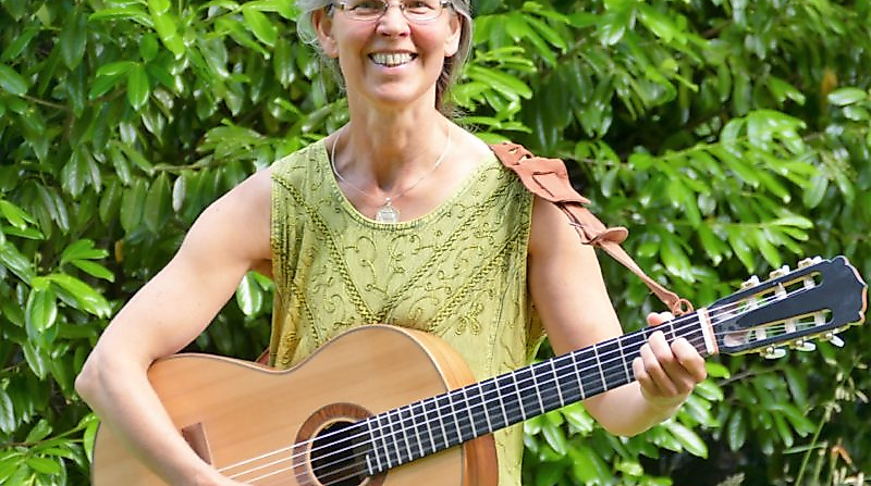mit-Gitarre-800x500