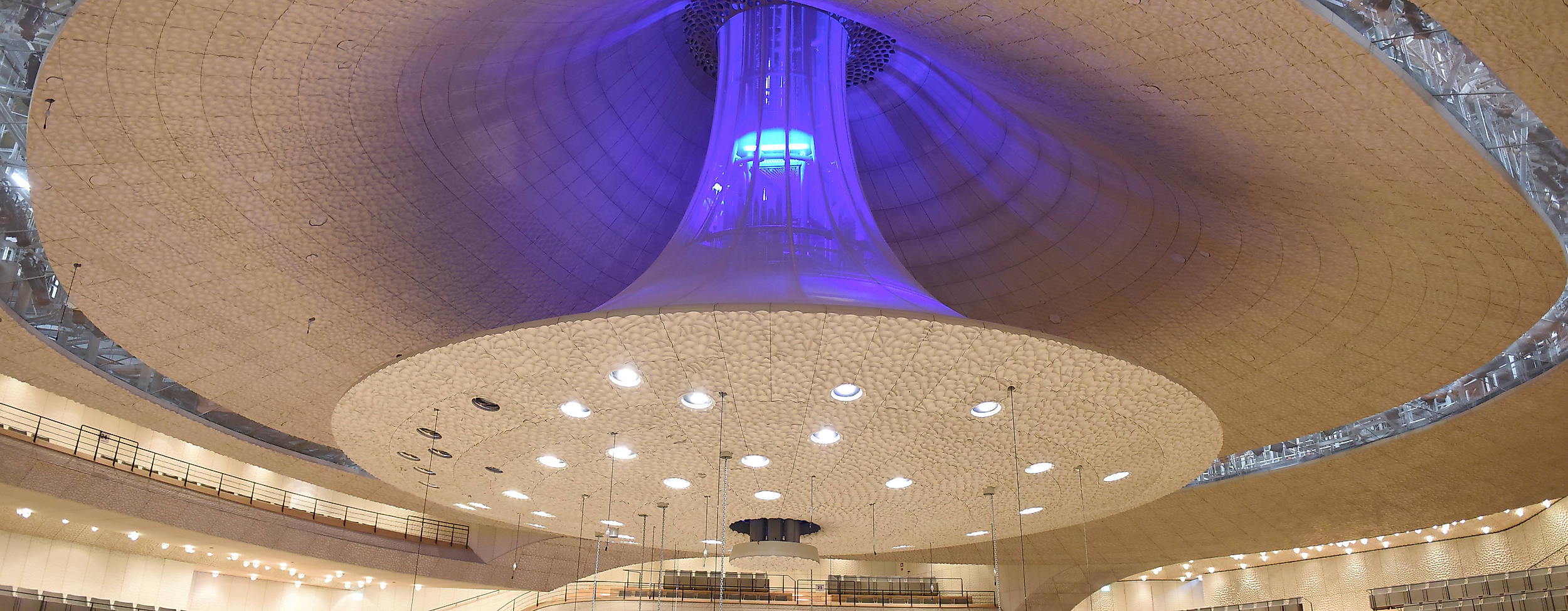 elbphilharmonie_grosser-saal-decke_c-2016-michael-zapf-2