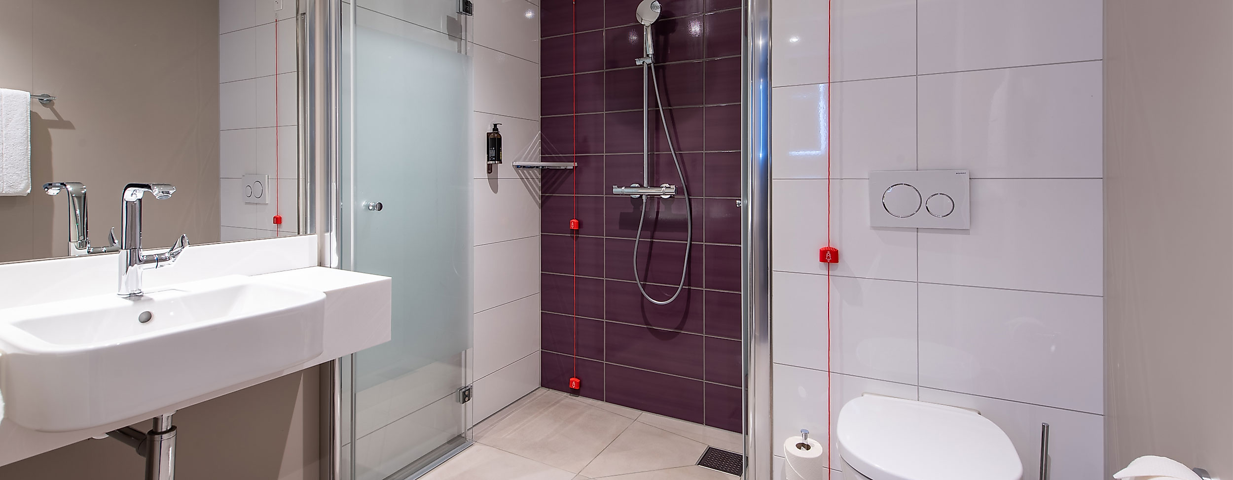 Barrierefreies Bad Premier Inn hamburg St. Pauli