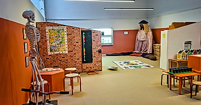 Lernraum mit Skelettmodell