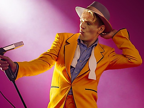 »Heroes« Alexander Scheer singt David Bowie