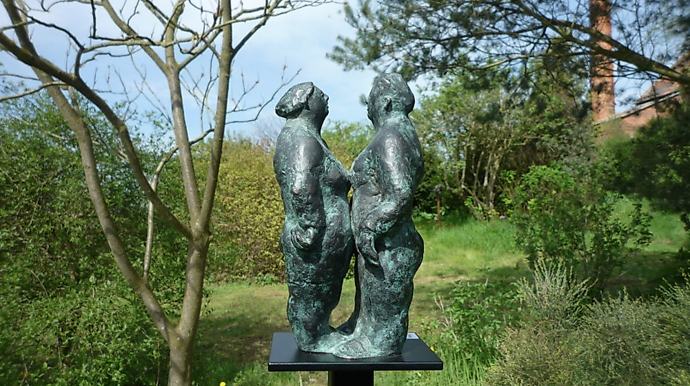 Kleinbronze vor Parkhintergrund