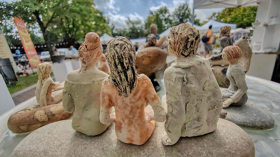 Filigrane Keramikfiguren auf Kunstmarkt