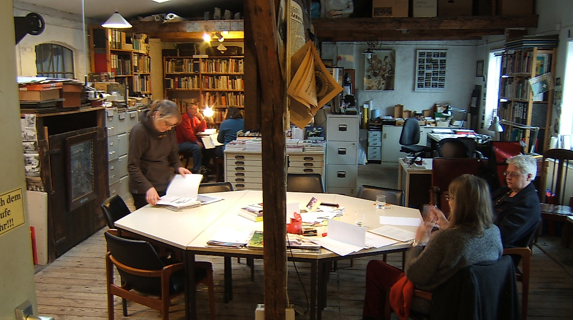 Archivraum und Büro mit BesucherInnen, 2015