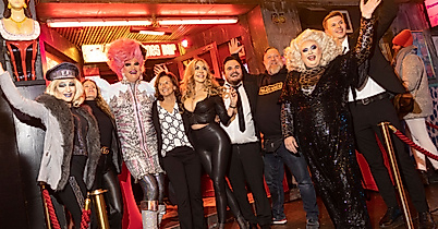 Olivia Jones und Familie u. a. mit Katja Burkard, Claudia Obert und Dolly Buster vor der Olivia Jones Bar