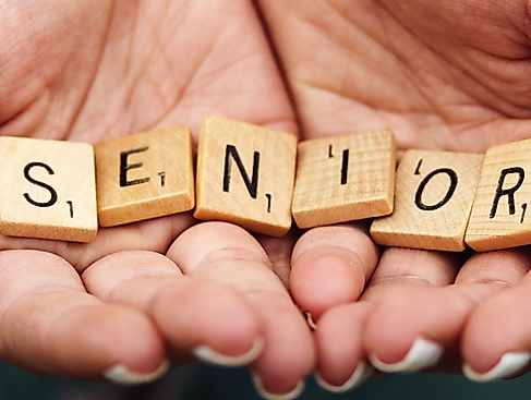 Offener Seniorentreff an St. Marien: Frau Hager trainiert das Gedächtnis spielerisch.