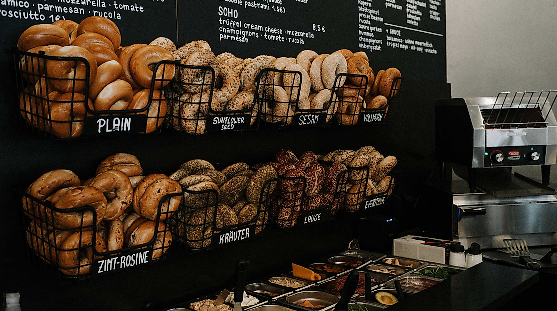 Auswahl frisch gebackener Bagels in der New York Bagel Bar im Westfield Überseequartier Hamburg