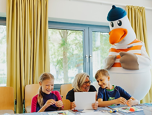 Mads Möwe Club Pelzerhaken 2025 Mads schaut beim basteln zu © TALB Christian Schaffrath