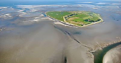 Luftaufnahme der Insel Neuwerk im Wattenmeer mit Warft, Deich und weitläufigem Wattgebiet