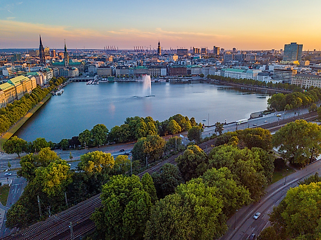 Binnenalster-in-Hamburg-von-oben-C-Lars Meinel-AdobeStock_
