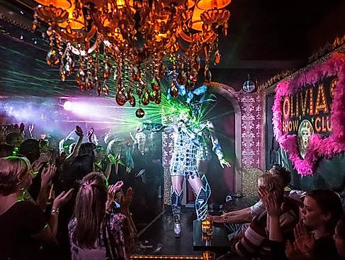 Olivias Show Club – Drag Queen Lee Jackson auf der Bühne