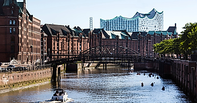 Blick über den Fleet der Speicherstadt mit Elbphilharmonie im Hintergrund bei Sonnenschein
