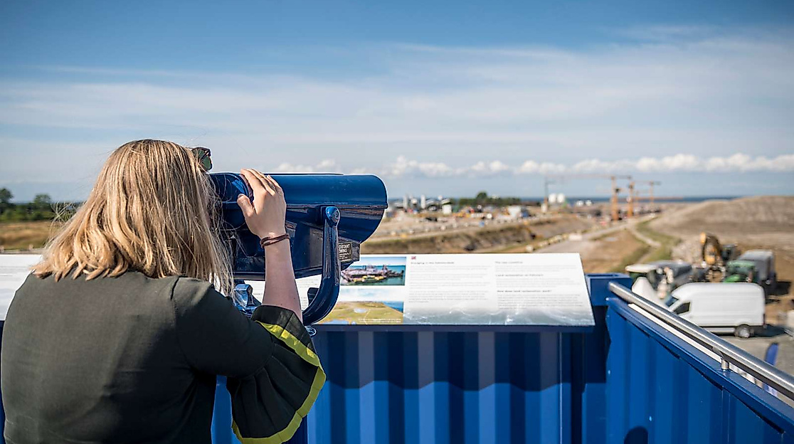 Die Aussichtsterrasse der Beltbox mit Fernglas.
