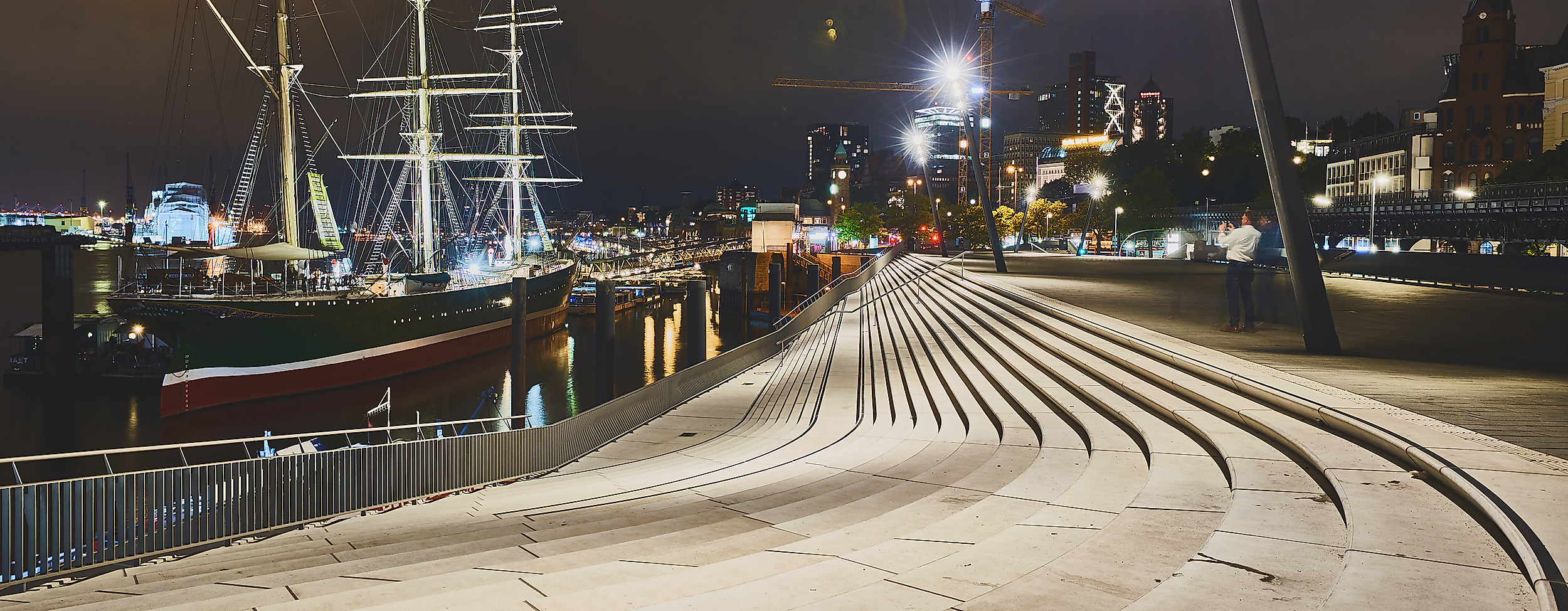 elbpromenade_rickmer-rickmers_nachtaufnahme_c-2019-thisisjulia-photography-3_1