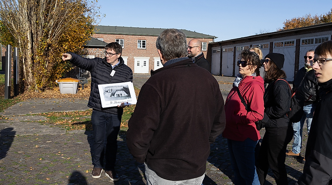 Vor den SS-Garagen des ehemaligen KZs