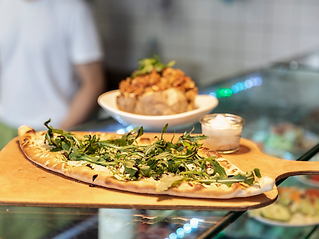 Orientalischer Flammkuchen mit Dipp im Restaurant Morgenland in Hamburg-Winterhude auf Holzbrett serviert