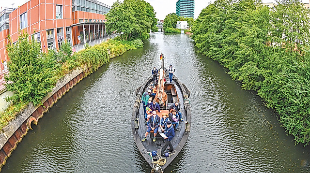 Uns Ewer auf dem Bergedorfer Schleusenkanal