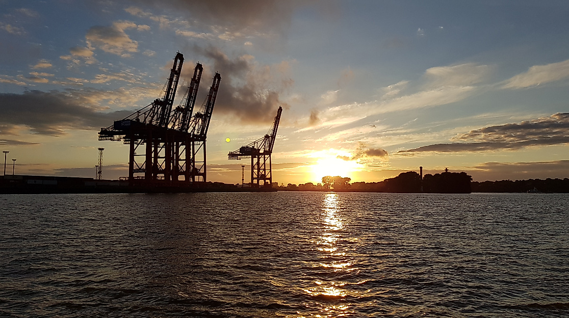 Fahrt mit hunderten Gästen dem Sonnenuntergang entgegen!