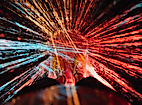 Faszinierende Lichtinstallation mit roten und blauen Strahlen in einem abgedunkelten Erlebnisraum