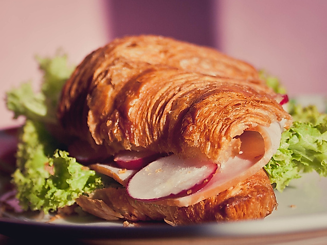 belegtes-croissant_c-pixabay-vanmarksman