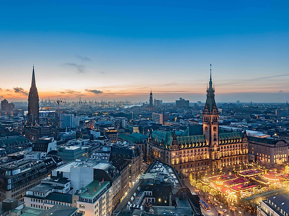 Abendlicher Blick über das festlich beleuchtete Hamburg mit Weihnachtsmarkt rund um die Mönckebergstraße