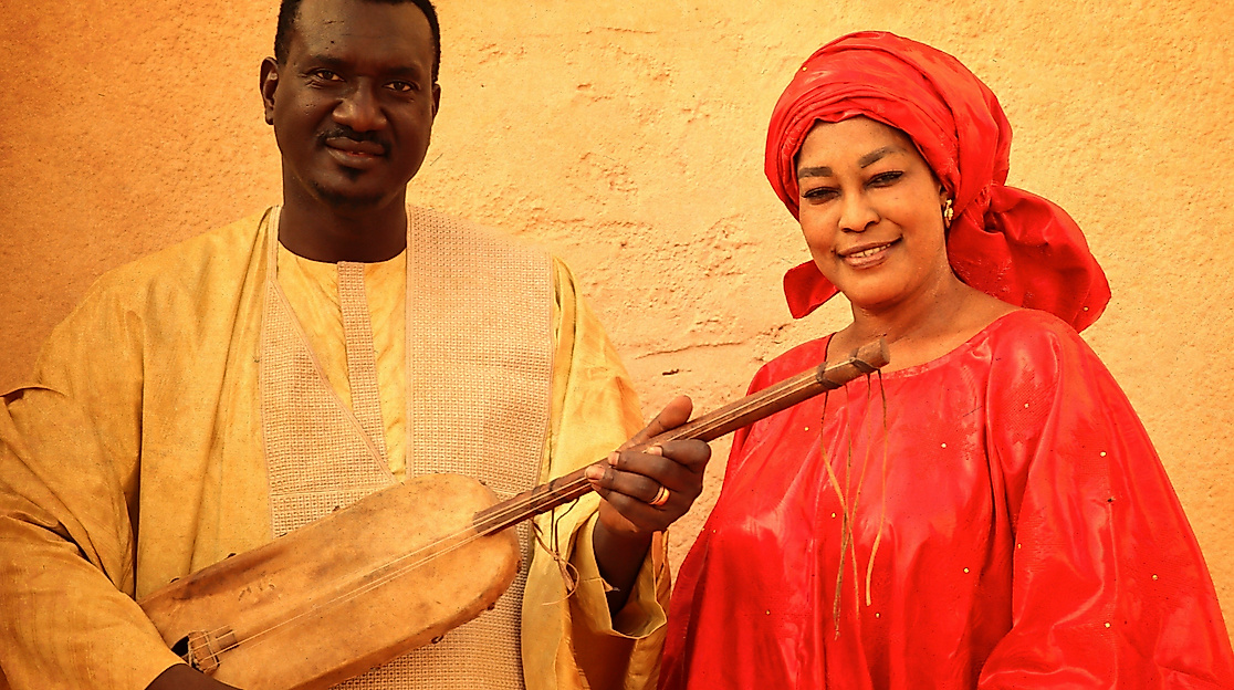 Bassekou Kouyate und Amy Sacko lächeln in die Kamera.