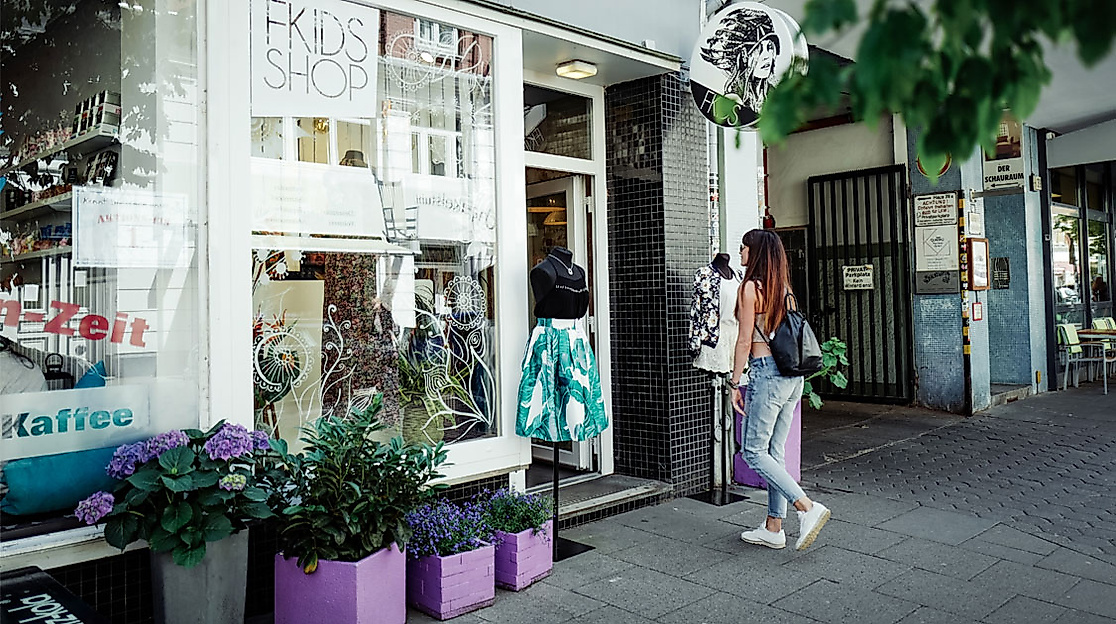 Kleine Boutique mit Blumendeko in Hamburg-Ottensen, Passant:innen vor dem Eingang an einem sonnigen Tag