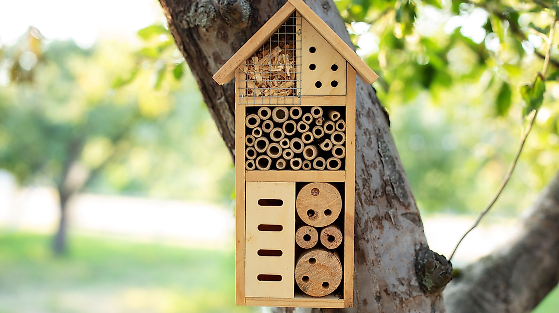 decorative-insect-house-garden-bee-home-hibernation-ecological-gardening