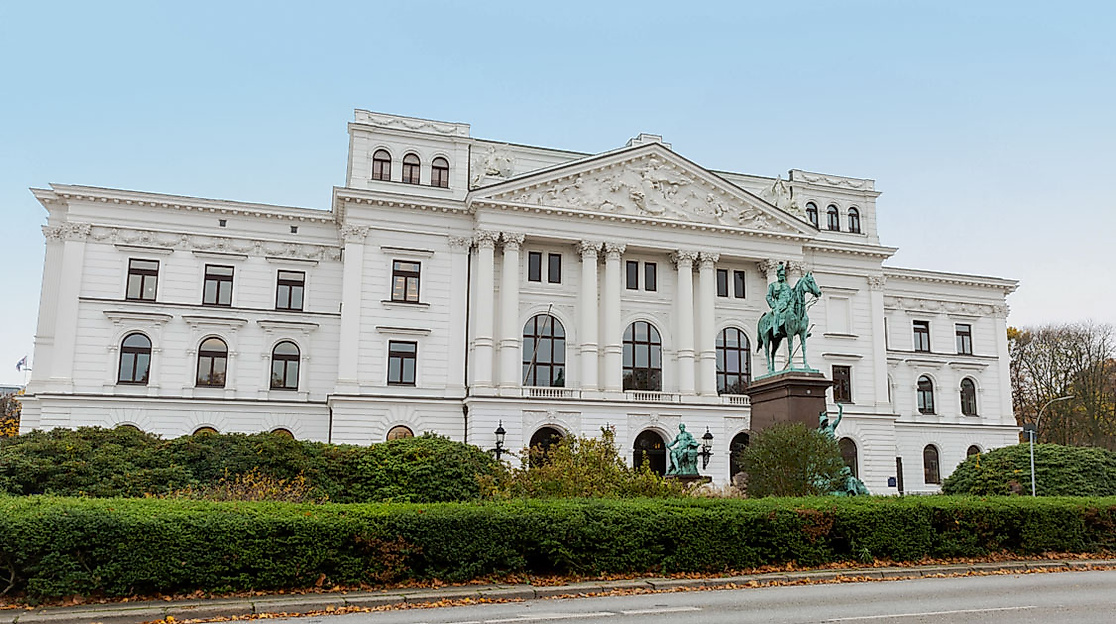 Prächtige Fassade des Altonaer Rathauses in Hamburg mit Figurenschmuck und Säulen im klassizistischen Stil